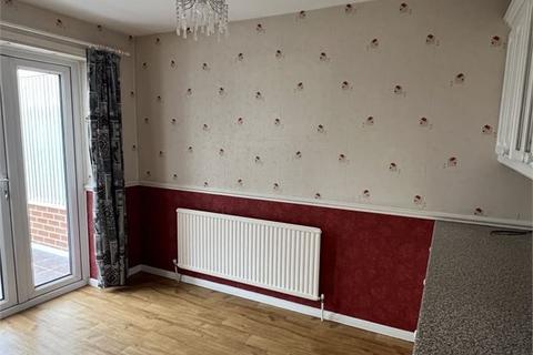 3 bedroom terraced house to rent, The Close, Newark, Nottinghamshire.
