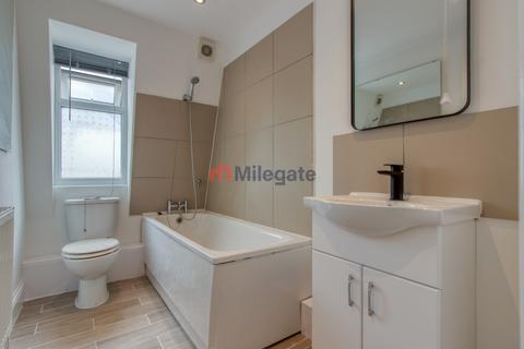 2 bedroom flat to rent, Gilbert Road, Belvedere DA17