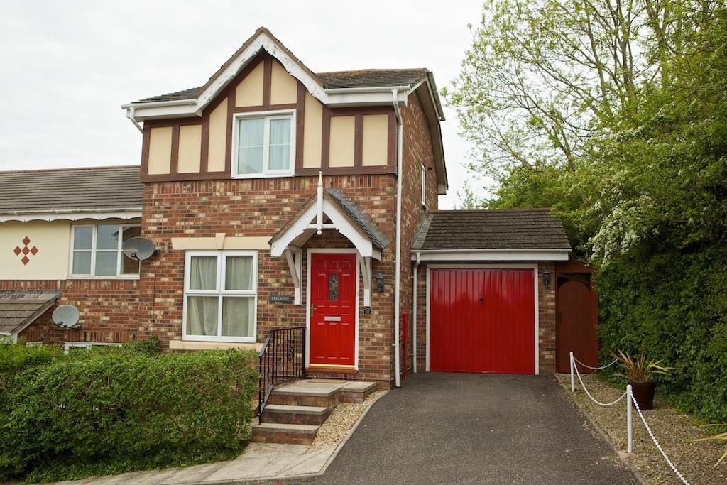 Off Kings Ash Road 3 bed townhouse £178,000