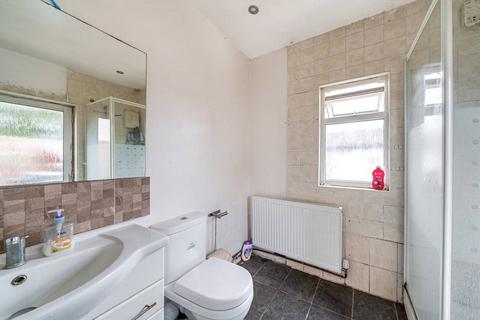 17 Bishops Park Road, London, SW16 5TU