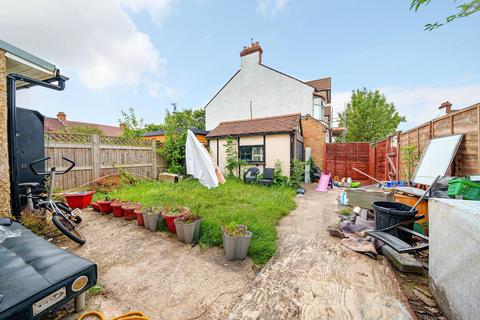 17 Bishops Park Road, London, SW16 5TU