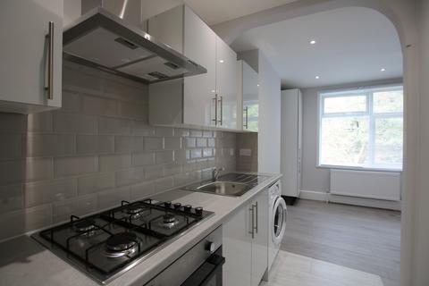 3 bedroom flat to rent, Station Parade, Willesden Green