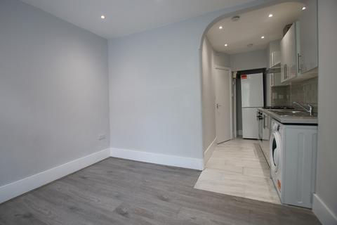 3 bedroom flat to rent, Station Parade, Willesden Green
