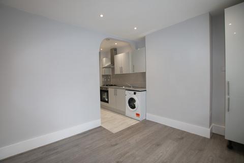 3 bedroom flat to rent, Station Parade, Willesden Green