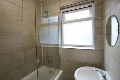 3 bedroom flat to rent, Station Parade, Willesden Green