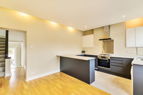 3 bedroom apartment to rent, Gipsy Road London SE27