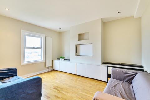 3 bedroom apartment to rent, Gipsy Road London SE27