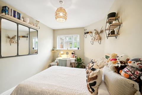 53 Townholm Crescent, London, W7 2LY