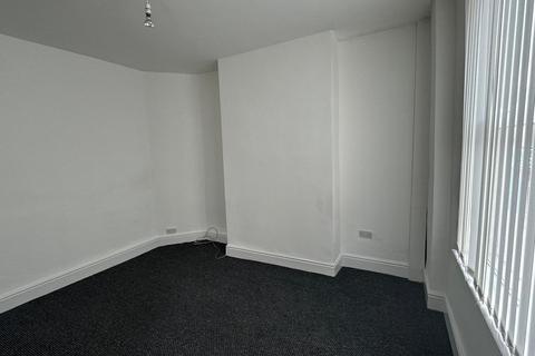 3 bedroom end of terrace house to rent, Mandeville St, L4