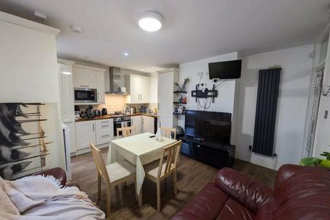 2 bedroom flat to rent, Mersham Road, Thornton Heath