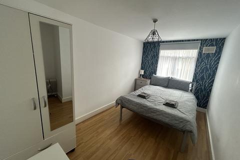 4 bedroom flat to rent, Vauxhall Bridge Road, London SW1V