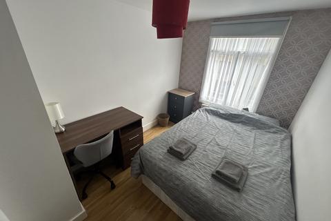 4 bedroom flat to rent, Vauxhall Bridge Road, London SW1V