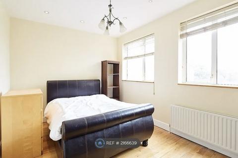 3 bedroom semi-detached house to rent, Voss Street, London E2