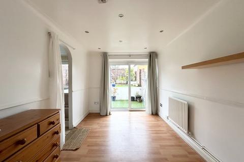 2 bedroom terraced house to rent, Eton Place, Farnham