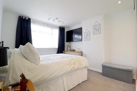 8 Barking Close, Luton, LU4 9HG