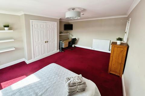 1 bedroom in a house share to rent, The Crescent, Salford, M5