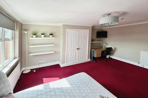 1 bedroom in a house share to rent, The Crescent, Salford, M5