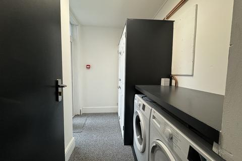 Studio to rent, Adelaide Terrace, Brentford, TW8