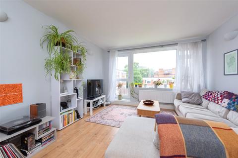 28 Beechcroft Close, Streatham, London, SW16 2EW
