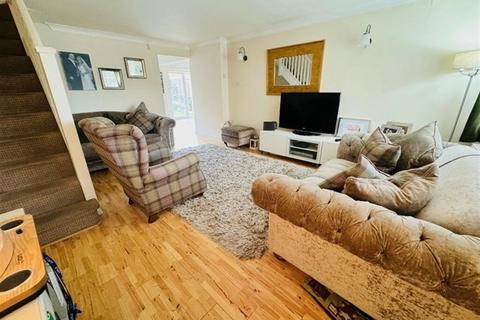 2 Woodrush Way, Romford, RM6 5BL
