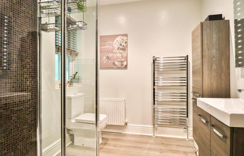 En-suite to main bedroom