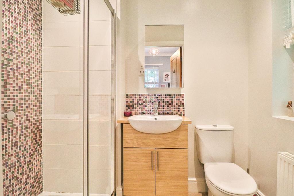 En-suite to bedroom 2