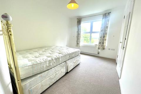 2 bedroom flat to rent, Cobham Close, Enfield