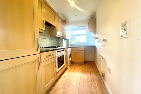 2 bedroom flat to rent, Cobham Close, Enfield