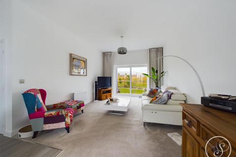 2 bedroom flat for sale, Brodsworth Close, Leeds