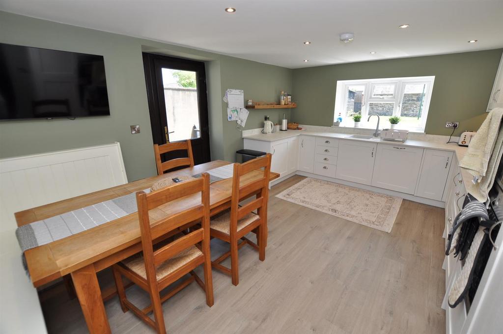 Kitchen/dining family room