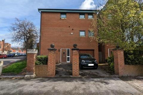 4 bedroom townhouse to rent, Waverton Road, Fallowfield, Manchester