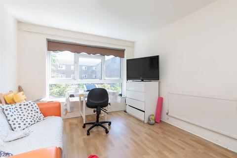 3 bedroom flat to rent, Brierly Gardens, London