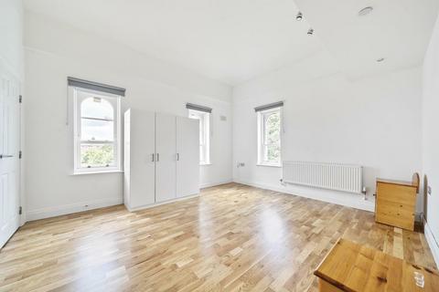 3 bedroom apartment to rent, Royal Drive, London