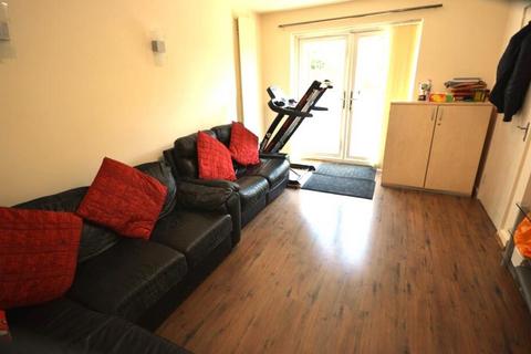 3 bedroom detached house to rent, Silverlea Drive, Manchester