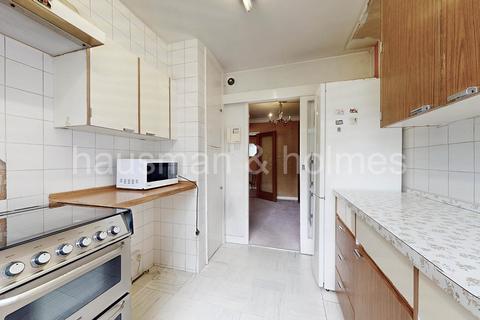 2 bedroom flat for sale, James Close, Woodlands, London