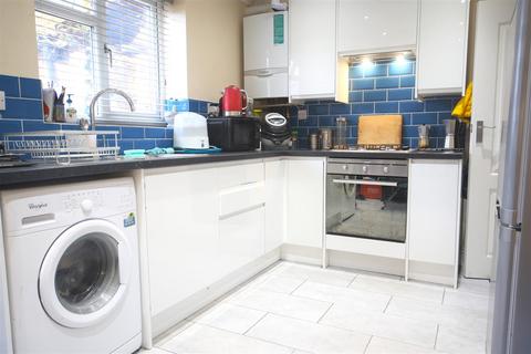 2 bedroom maisonette to rent, Meadfield Road, Langley