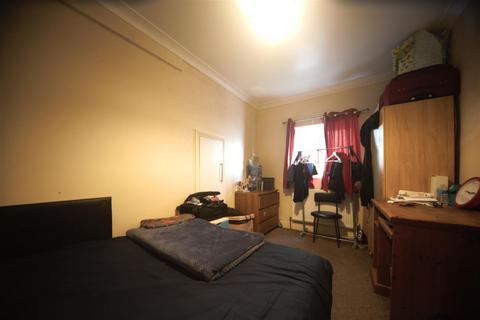 2 bedroom maisonette to rent, Meadfield Road, Langley