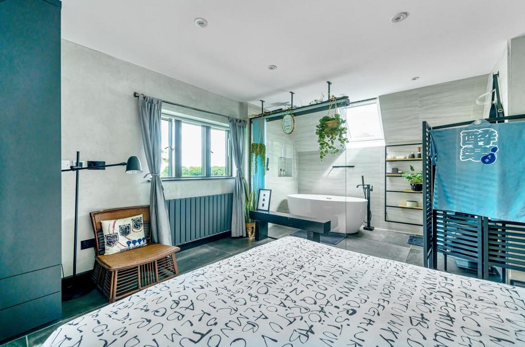 The Gables, Ashgrove Ave Bed 3 ensuite.jpg