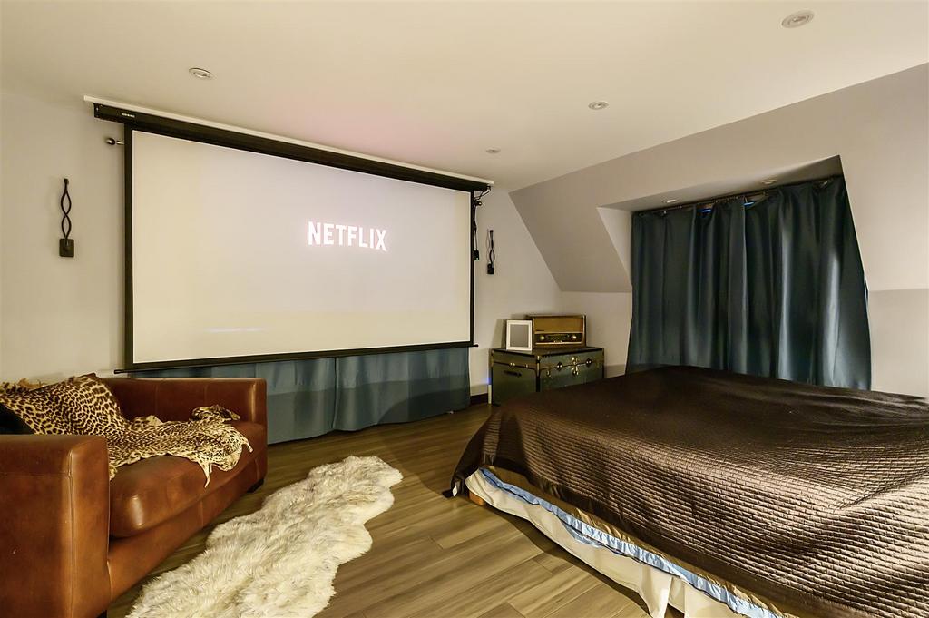 The Gables, Ashgrove Ave Bed 2b.jpg