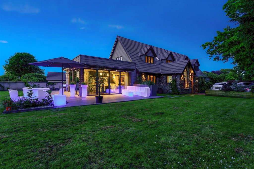 The Gables, Ashgrove Ave Night Building.jpg