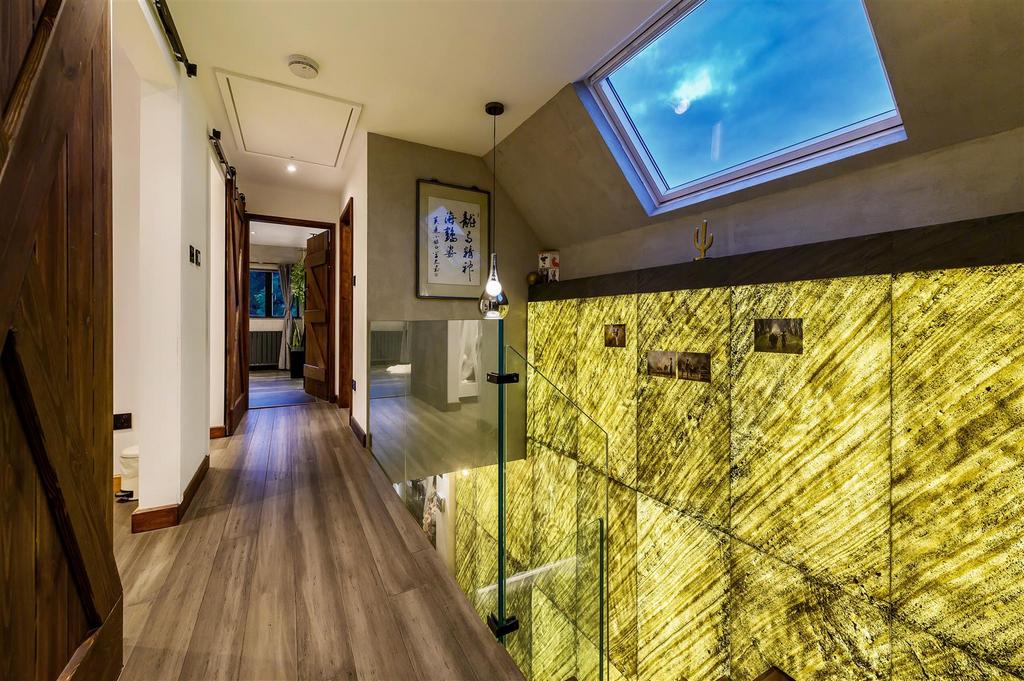 The Gables, Ashgrove Ave Landing.jpg