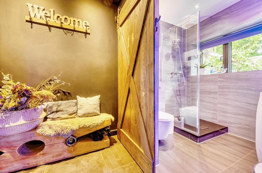 The Gables, Ashgrove Ave Shower 3.jpg
