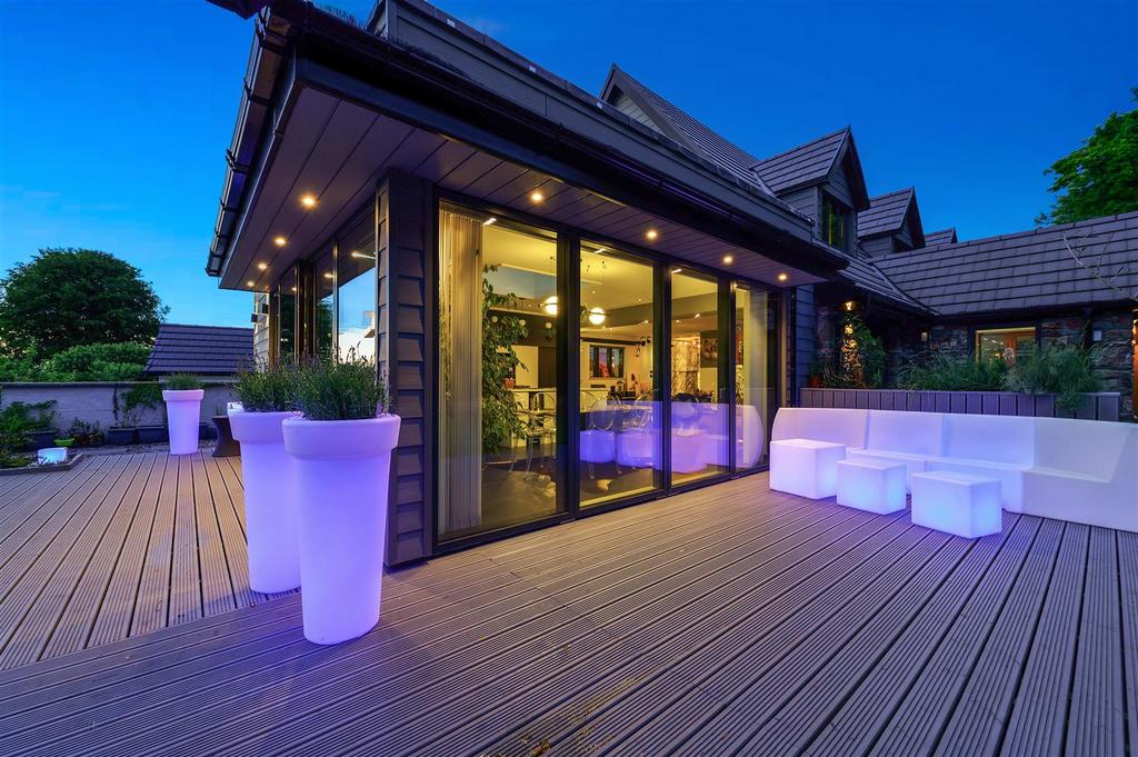 The Gables, Ashgrove Ave patio.jpg