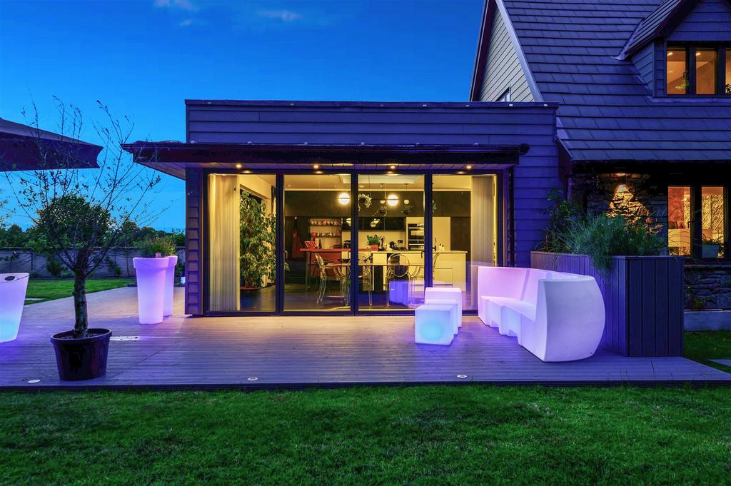 The Gables, Ashgrove Ave Night Patio 2.jpg