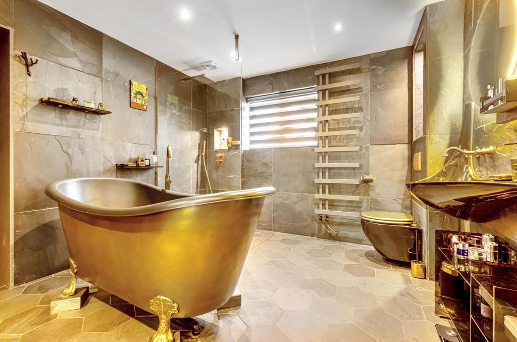 The Gables, Ashgrove Ave Bath 2.jpg