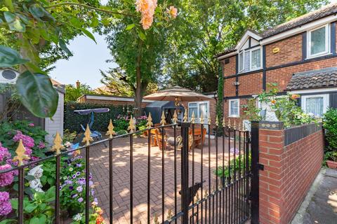29 Hawthorn Close, Hounslow, TW5 9TG