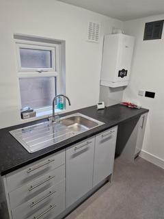 2 bedroom flat to rent, High Road, Woodford Green, Essex