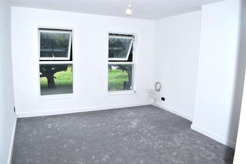 2 bedroom flat to rent, High Road, Woodford Green, Essex
