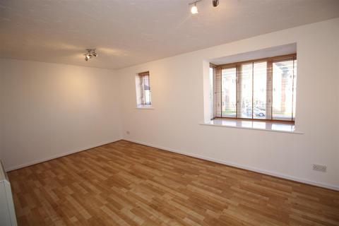 2 bedroom flat to rent, Redoubt Close, Hitchin SG4