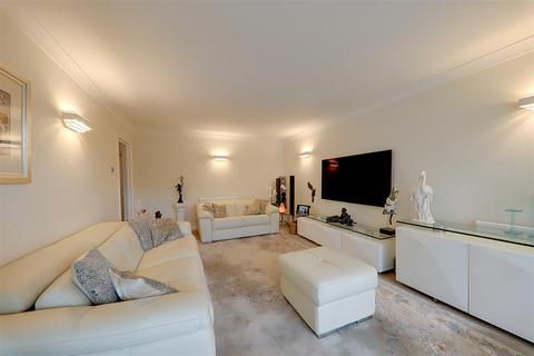 2 bedroom flat for sale, Grand Avenue, Worthing BN11